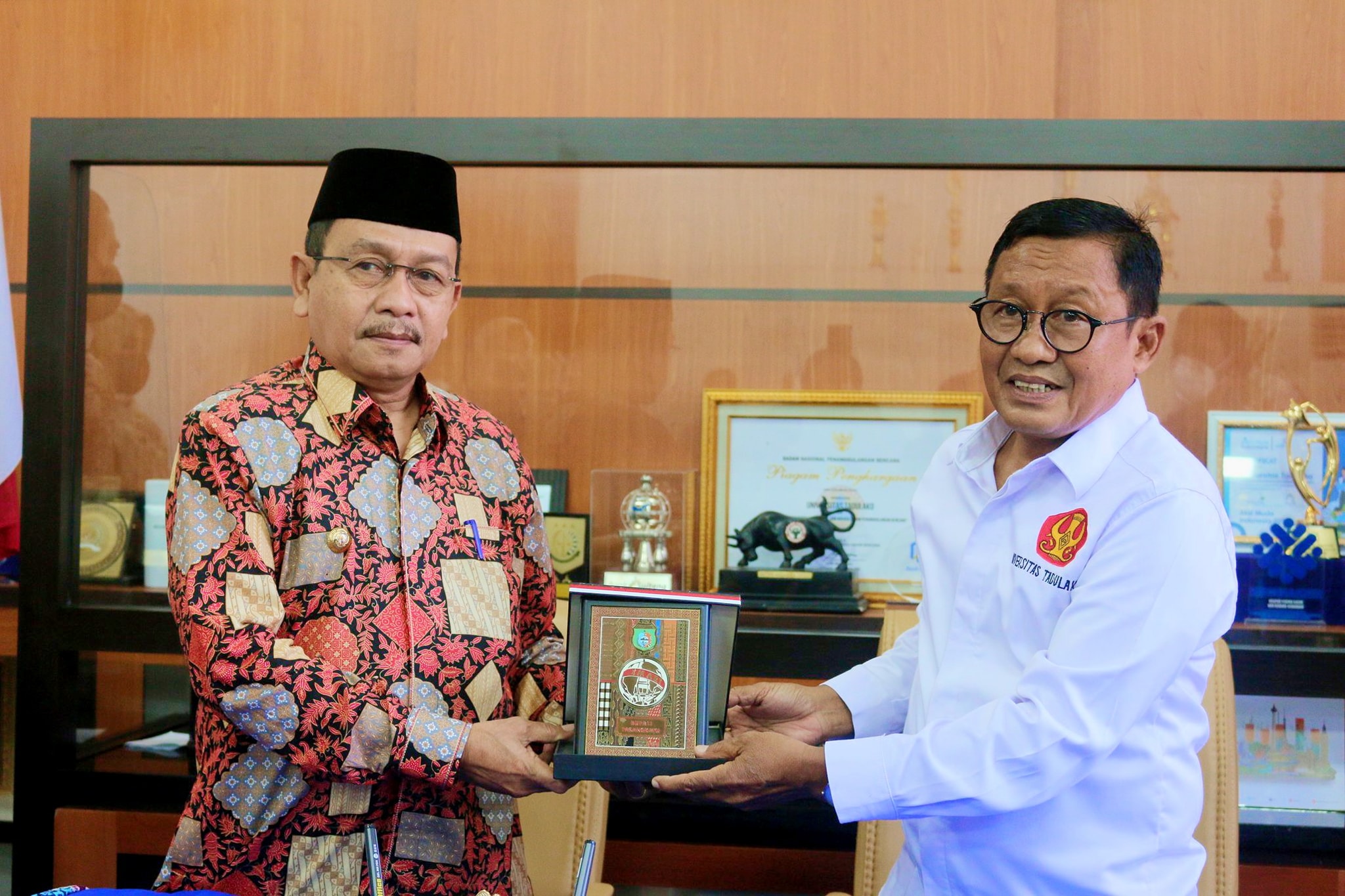 Untuk Pengembangan SDM, Bupati Pasangkayu Teken MoU Bersama Rektor Untad
